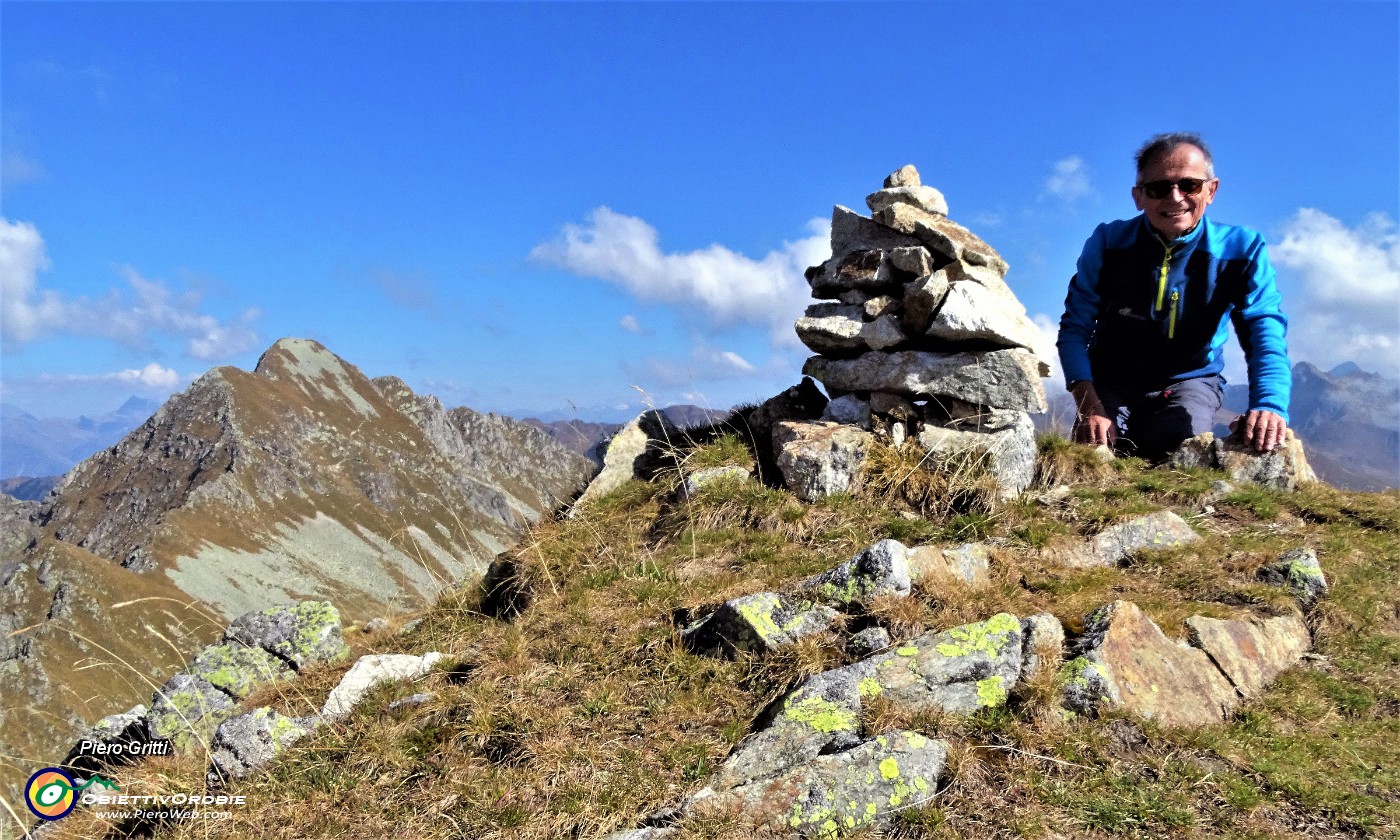 65 All'omino di vetta del Valegino (2415 m), la bella crocetta ..un ricordo !.JPG -                                
